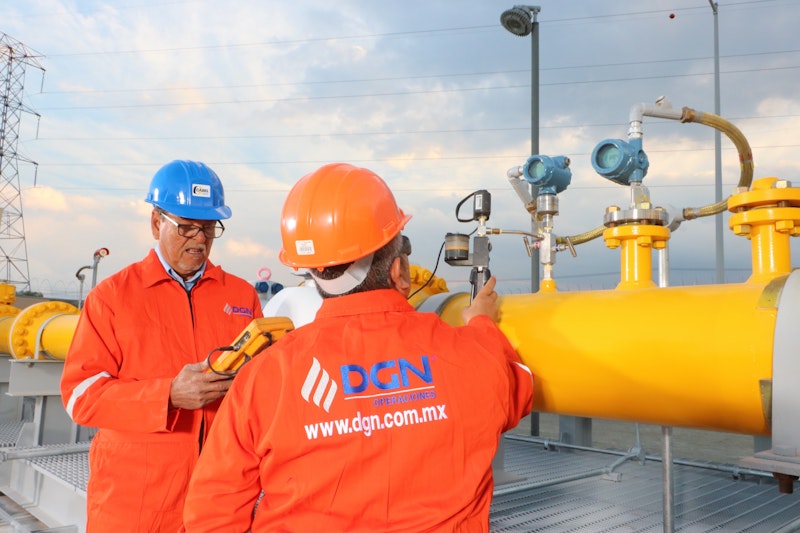 Verificando sistema de gas natural en empresa en Mexico