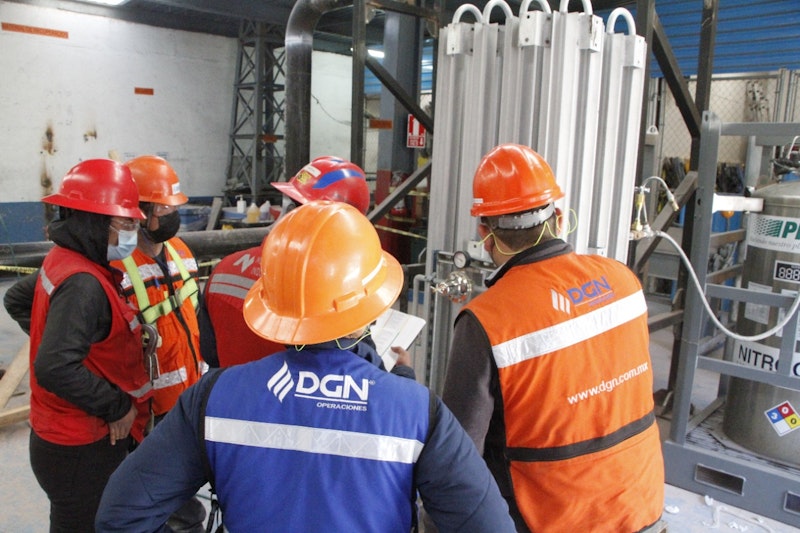 Empleados de DGN Gas Natural en un sistema de regulación y medición